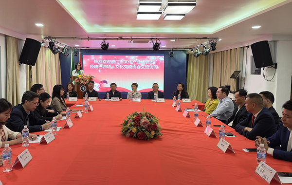 當(dāng)?shù)貢r間6月11日，由廈門市委常委、宣傳部部長吳子?xùn)|率領(lǐng)的廈門市文化產(chǎn)業(yè)代表團(tuán)來到巴西華人文化交流協(xié)會會館交流訪問，與里約熱內(nèi)盧僑界舉行座談。謝照攝