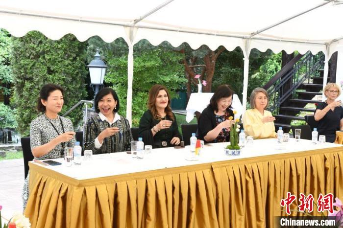 圖為嘉賓品味烏龍茶。　柏林中國文化中心供圖。