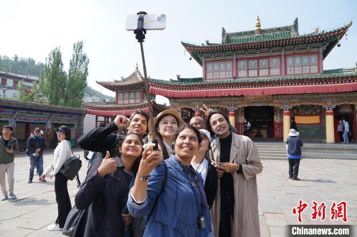 圖為外國(guó)記者在塔爾寺合影。　馬銘言 攝