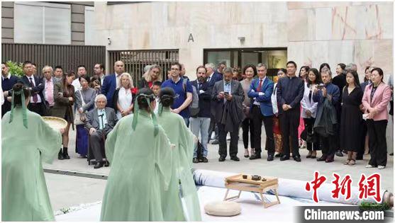 嘉賓觀看茶舞表演?！⌒抨?yáng)市委宣傳部供圖