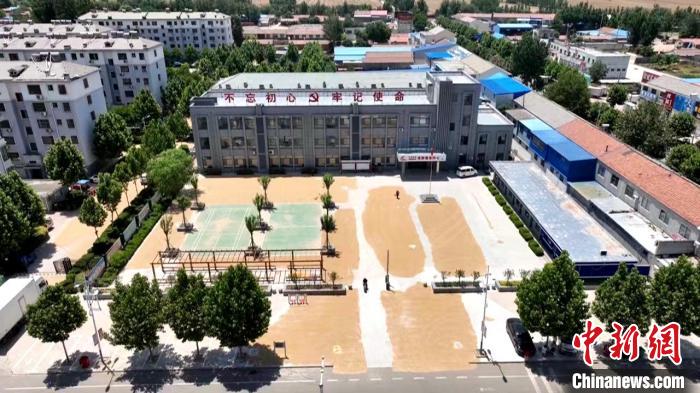 德州陵城區(qū)開(kāi)放1297處鎮(zhèn)村公共場(chǎng)地，緩解農(nóng)民曬糧難題?！×瓿菂^(qū)委宣傳部供圖