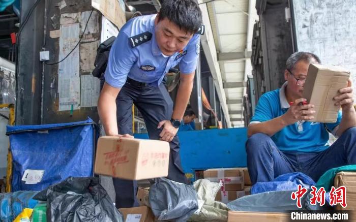 肥東縣公安局針對(duì)劇毒化學(xué)品和易制爆危險(xiǎn)化學(xué)品生產(chǎn)企業(yè)開展安全檢查工作?！『戏示焦﹫D