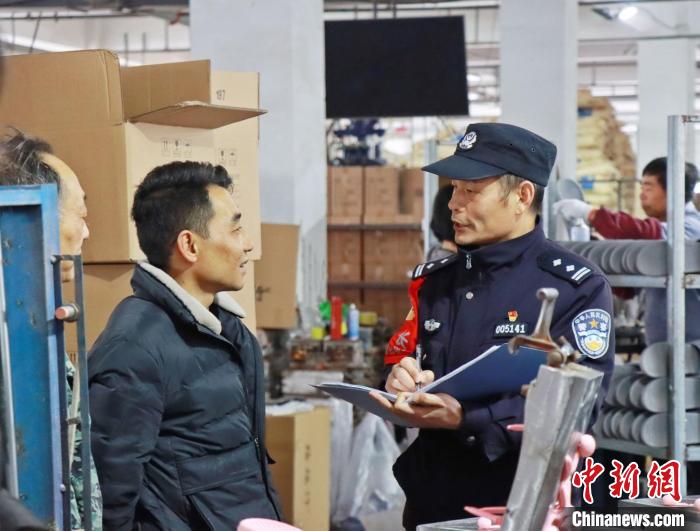 3月30日，大興派出所民警來到轄區(qū)中小企業(yè)，開展“為民為企為項(xiàng)目”走訪活動(dòng)?！『戏示焦﹫D