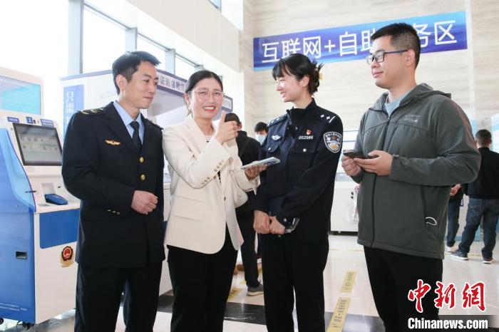 4月10日，安徽合肥，一家運(yùn)輸企業(yè)負(fù)責(zé)人在工作人員的指導(dǎo)下，使用小程序辦理車管業(yè)務(wù)?！『戏示焦﹫D