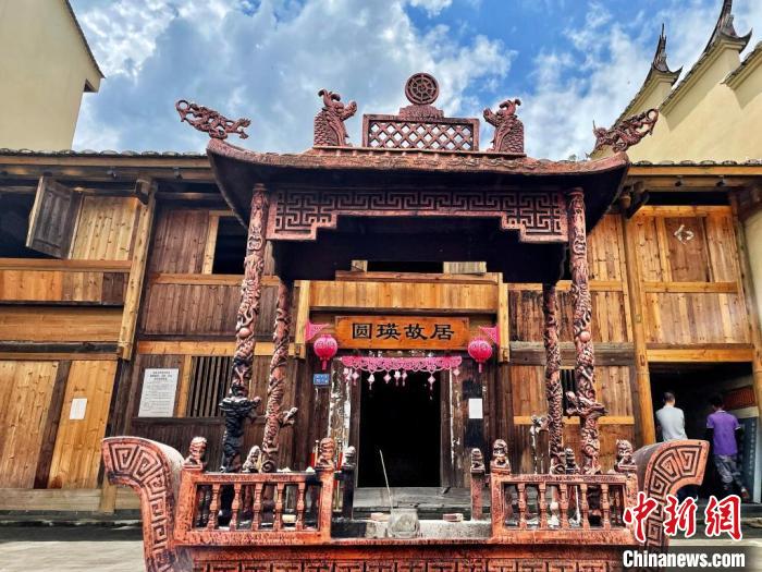 臺灣上趣開新團隊入駐古田縣平湖鎮(zhèn)端上村，以“圓瑛法師故里”為主題打造愛國禪意村?！吻汕?攝