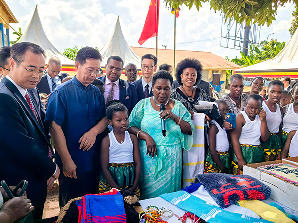 中國駐烏干達大使張利忠（右二）出席活動。 田雨攝