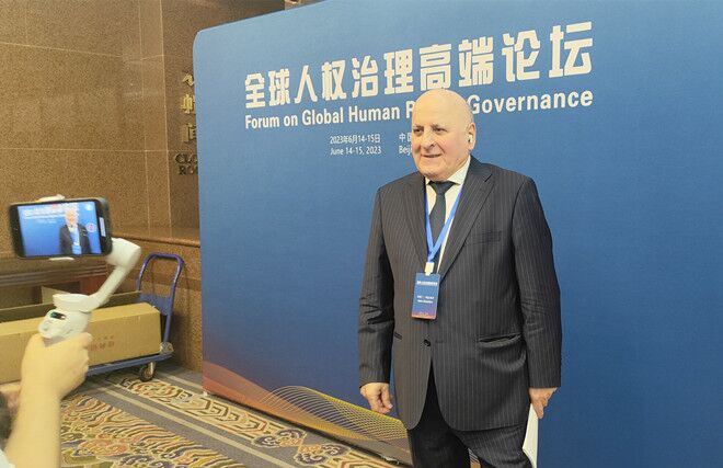 聯(lián)合國(guó)經(jīng)濟(jì)、社會(huì)及文化權(quán)利委員會(huì)副主席兼報(bào)告員、莫斯科國(guó)際關(guān)系學(xué)院國(guó)際法系主任阿斯蘭·阿巴希澤接受人民網(wǎng)記者采訪。圖片來源：視頻截圖