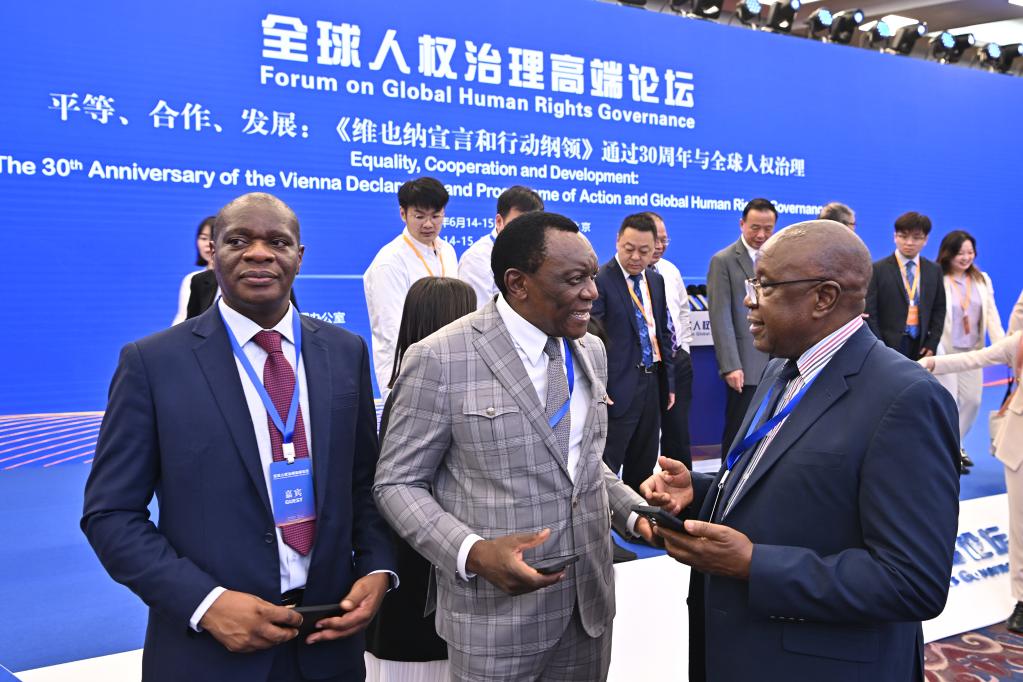 6月14日，與會(huì)者在論壇現(xiàn)場(chǎng)交流。新華社記者 李鑫 攝