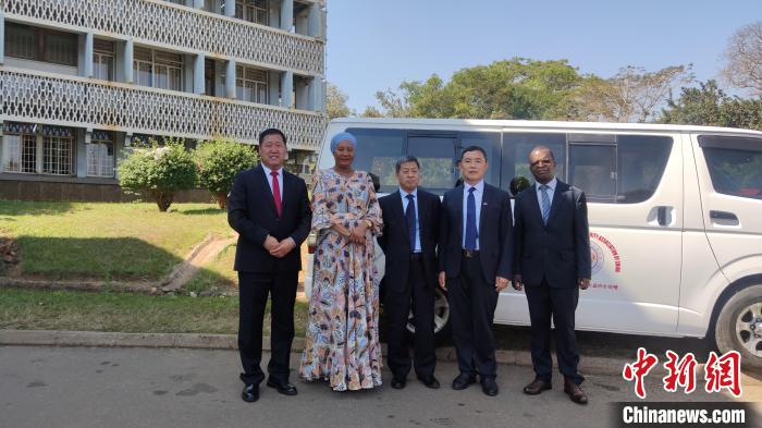 捐贈(zèng)儀式現(xiàn)場(chǎng)?！∈茉L者供圖