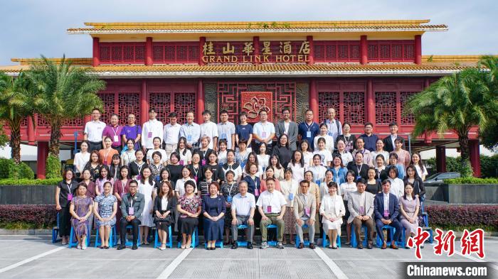 與會嘉賓合影留念?！×_詩慶 攝