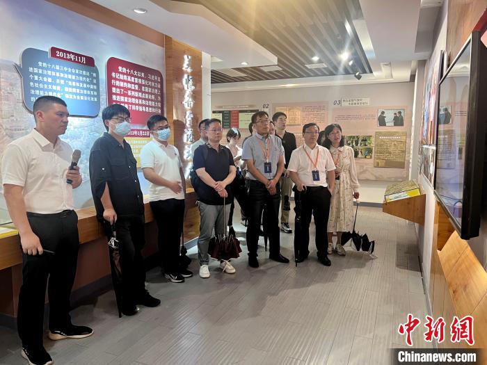 與會(huì)人員在后陳村走訪?！《做?攝