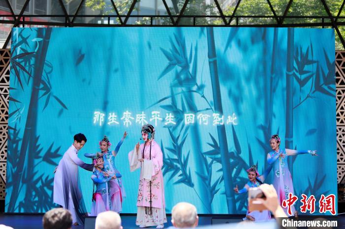 開幕式上舞臺展演之一《水舞昆韻》。