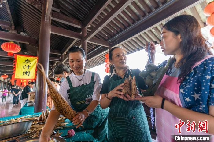 包粽子現(xiàn)場?！⌒弥?攝