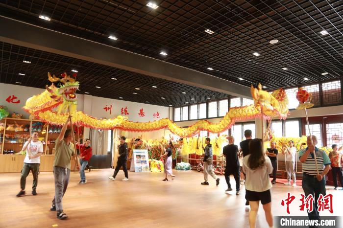 臺胞臺屬體驗舞龍?！≈芪的裙﹫D