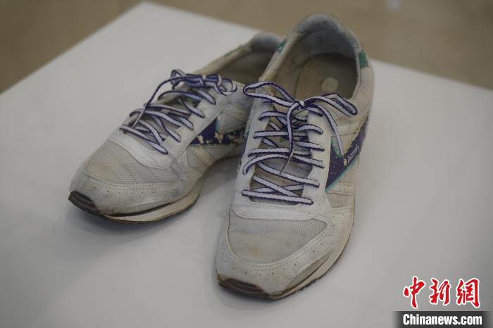 圖為展出的韓國(guó)前總統(tǒng)金泳三曾使用的慢跑鞋。　劉旭 攝