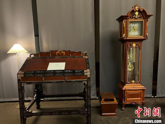 圖為春秋館展覽陳設(shè)的青瓦臺(tái)家具?！⑿?攝