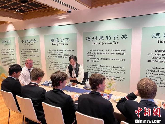澳大利亞悉尼中學(xué)生參加“茶和天下”雅集文化體驗(yàn)活動?！☆檿r(shí)宏 攝