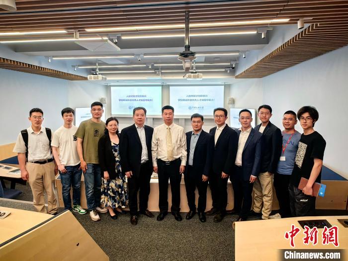 中國(guó)民航大學(xué)代表團(tuán)在英交流情況?！≈鬓k方提供