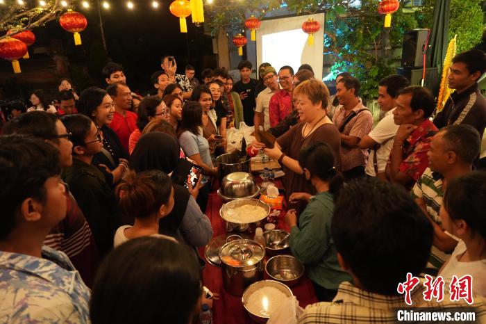 現(xiàn)場(chǎng)包粽子教學(xué)。陶暹光攝