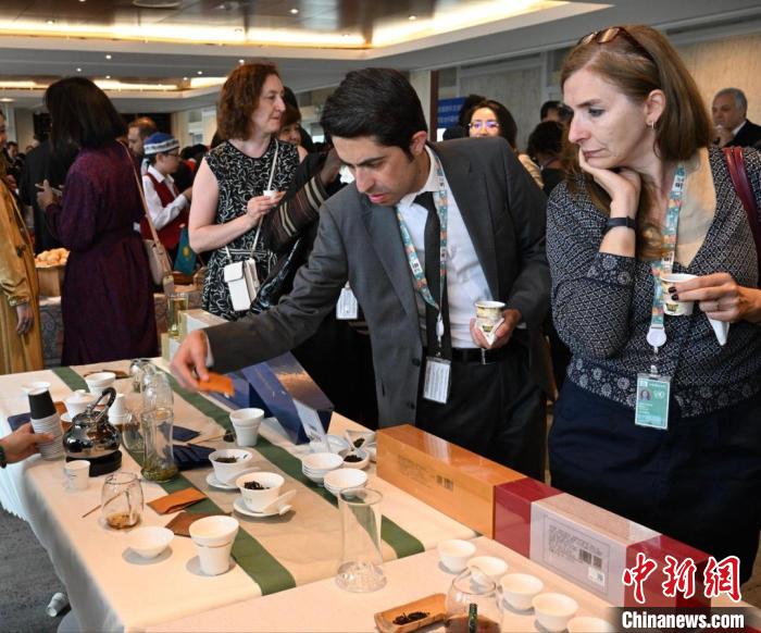 現(xiàn)場觀眾觀看中國展臺(tái)茶藝表演、了解茶文化?！【笜?攝