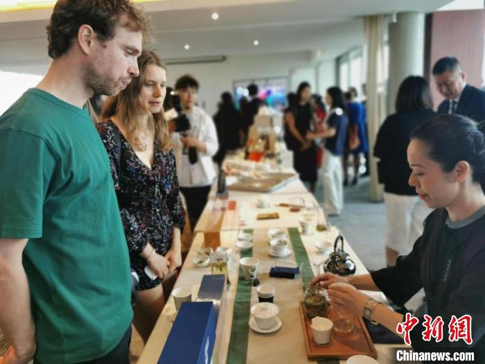 現(xiàn)場觀眾觀看中國展臺(tái)茶藝表演、了解茶文化?！【笜?攝