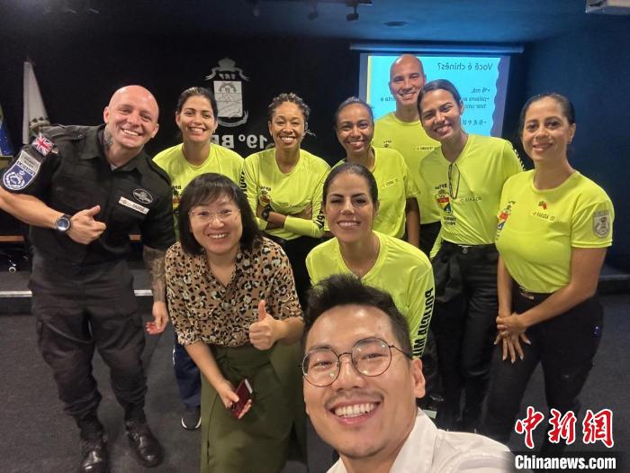 里約旅游警察上中文課?！±锛s熱內(nèi)盧天主教大學孔子學院供圖