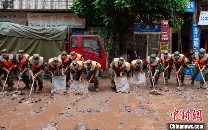 7月4日，萬州區(qū)五橋街道，武警官兵清理街道上的淤泥?！∪矫宪?攝