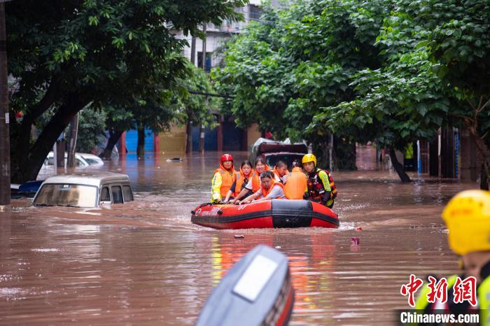 7月4日，萬州區(qū)五橋街道，消防救援人員用沖鋒舟救援轉(zhuǎn)運(yùn)被困群眾。　冉孟軍 攝