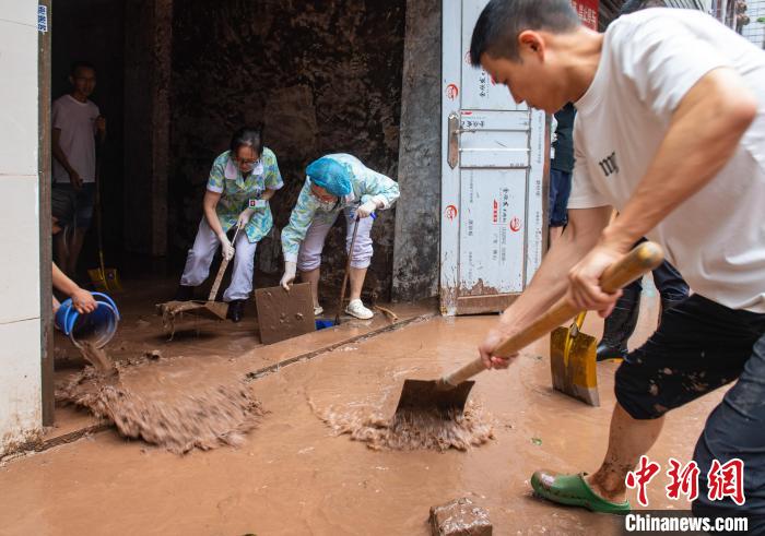 7月4日，萬州區(qū)五橋街道，洪水退去后，居民開展清淤工作?！∪矫宪?攝