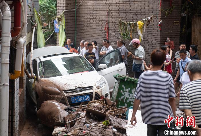 7月4日，萬州區(qū)五橋街道，居民救援受困的私家車?！∪矫宪?攝