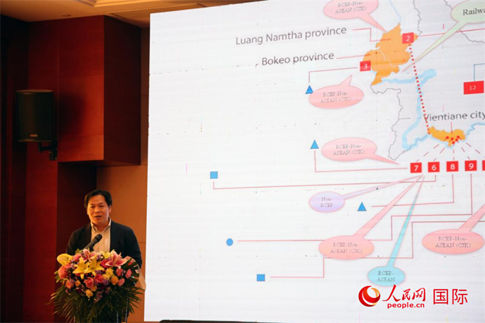 老撾計(jì)劃與投資部發(fā)展研究院院長(zhǎng)史提羅斯·拉斯福尼在活動(dòng)現(xiàn)場(chǎng)發(fā)言。人民網(wǎng)記者楊一攝