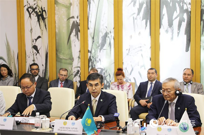 哈薩克斯坦常駐上合組織秘書處代表努爾蘭·阿科什卡羅夫介紹哈薩克斯坦接任輪值主席國后的優(yōu)先工作。人民網(wǎng) 俄布拉依攝