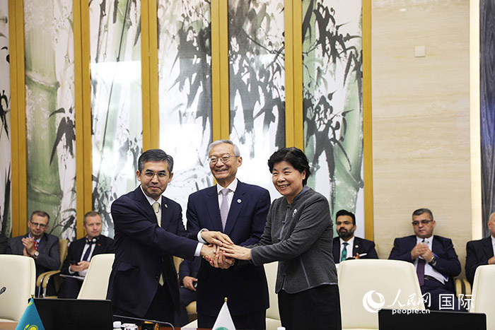 上合組織秘書處、哈駐華使館、上合組織睦鄰友好合作委員會簽署《聯(lián)合行動計劃》。人民網(wǎng) 俄布拉依攝