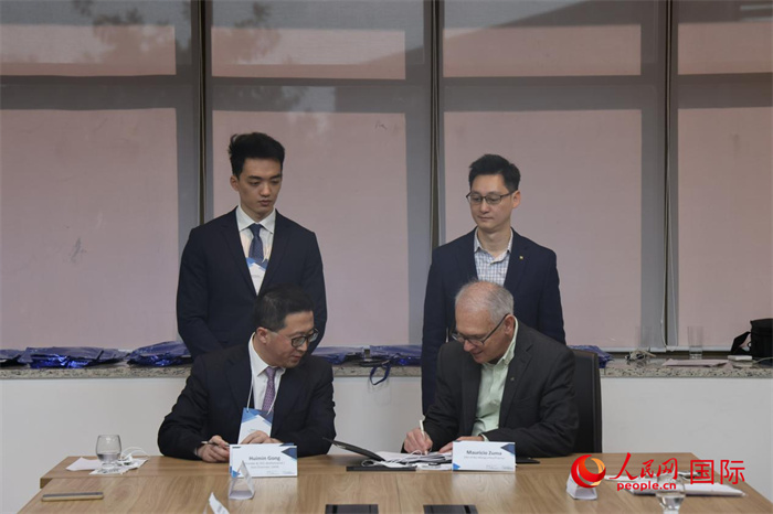 座談交流會(huì)上，中歐校友醫(yī)療健康產(chǎn)業(yè)協(xié)會(huì)與奧斯瓦爾多·克魯茲基金會(huì)簽署了合作備忘錄。人民網(wǎng)記者 時(shí)元皓攝