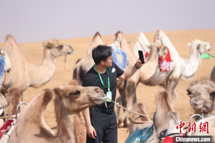 圖為臺胞體驗(yàn)大美內(nèi)蒙古?！⊥袐I供圖