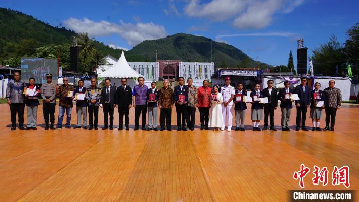 嘉賓為優(yōu)秀畢業(yè)生頒發(fā)榮譽(yù)證書。牛海濤攝