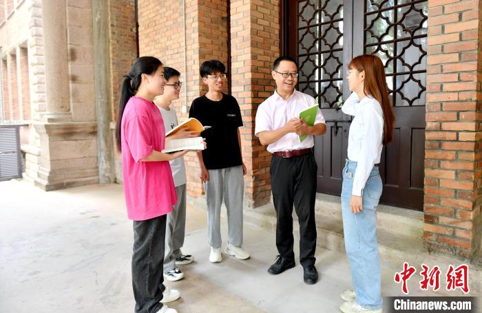 7月4日，臺灣教師陳昭志正在和學(xué)生交流?！蚊?攝