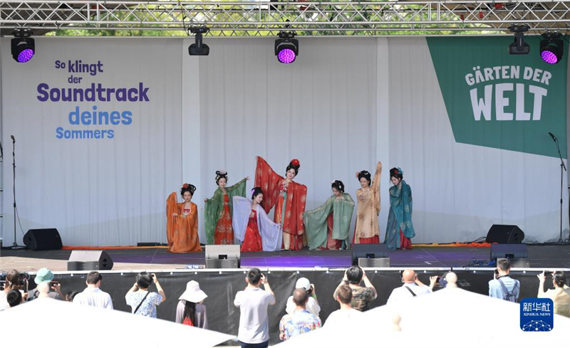 7月8日，在德國柏林世界公園，漢服愛好者進行漢服展示。新華社記者 任鵬飛 攝