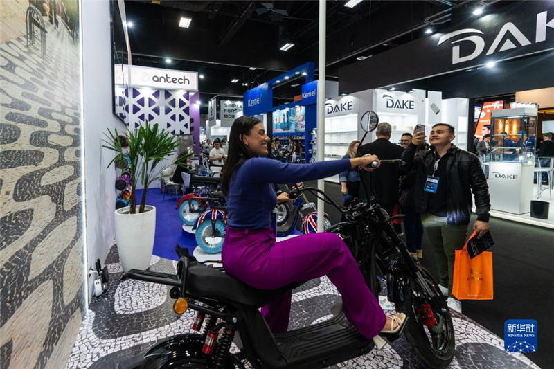 7月10日，在巴西圣保羅舉行的國際消費類電子及家用電器產(chǎn)品展覽會上，參觀者體驗一款電動自行車。新華社記者 王天聰 攝