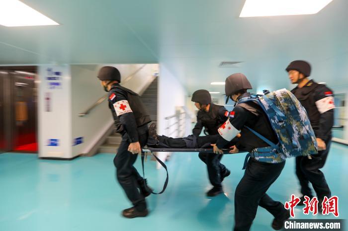 “和平方舟”號醫(yī)院船在西太平洋海域進行反恐反海盜演練。圖為醫(yī)療救護組在轉(zhuǎn)運“傷員”?！⌒煳?攝