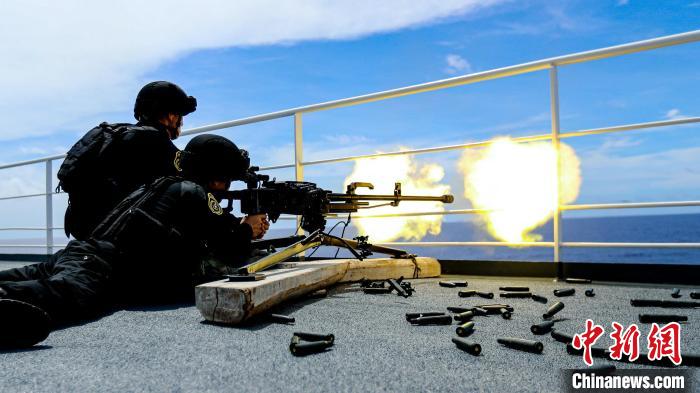 “和平方舟”號醫(yī)院船在西太平洋海域進行反恐反海盜演練。圖為火力組隊員進行警告射擊?！⌒煳?攝