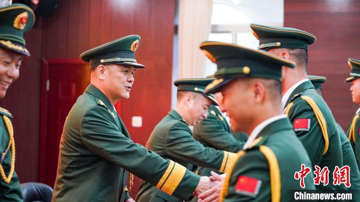 首長為晉銜官兵頒發(fā)任命狀?！堨狭?攝