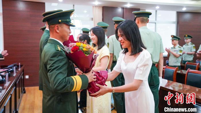 軍屬向晉升警官獻花。　張煜梁 攝
