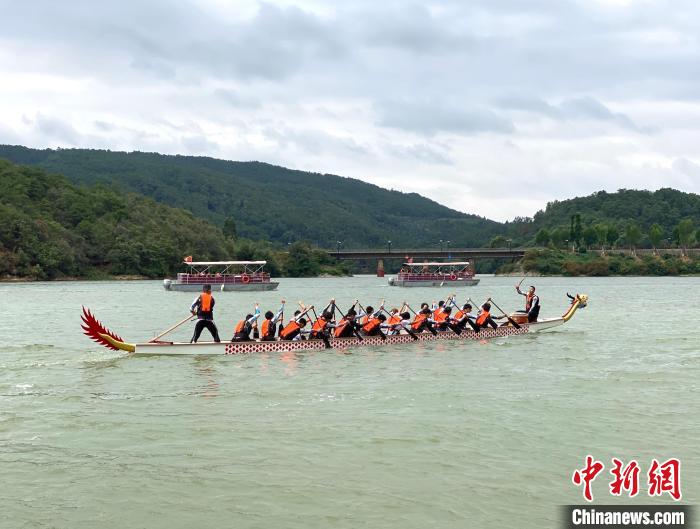 圖為龍舟賽活動(dòng)?！￡愳o 攝
