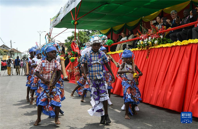 7月12日，演員在圣多美和普林西比圣多美島瓜達(dá)盧佩鎮(zhèn)舉行的獨(dú)立日慶典活動(dòng)上表演。新華社記者 韓旭 攝