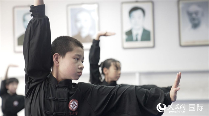 正在練習(xí)劈掛拳的武術(shù)學(xué)童。人民網(wǎng)記者 袁蒙攝