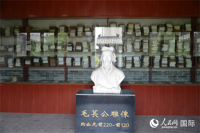 河間詩經(jīng)齋毛萇雕像。雕像后書櫥中陳列的是歷代各版本《詩經(jīng)》及譯本。 人民網(wǎng) 趙昭攝