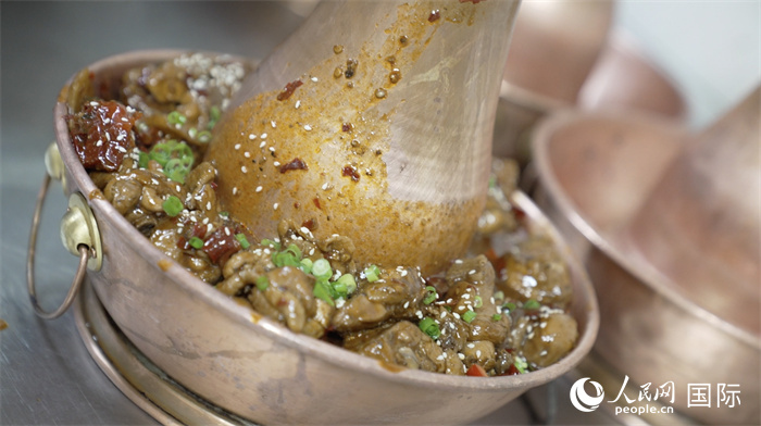 滄州火鍋雞。人民網(wǎng)記者 袁蒙攝