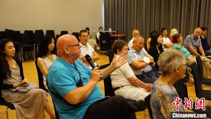 圖為現(xiàn)場(chǎng)觀眾提問(wèn)?！“亓种袊?guó)文化中心供圖