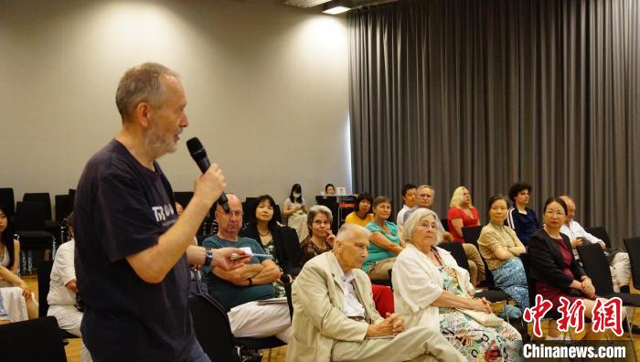 圖為現(xiàn)場(chǎng)觀眾提問(wèn)?！“亓种袊?guó)文化中心供圖